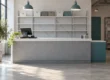 Interno di un negozio generico con banco e scaffali ordinati