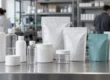 Flaconi e buste neutre su un banco in un ambiente industriale generico